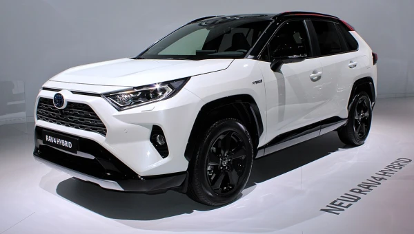 Toyota представила кроссовер RAV4 от 2,1 млн рублей