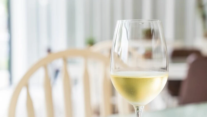 Диетолог Петитпейн считает белое вино самым безопасным для здоровья