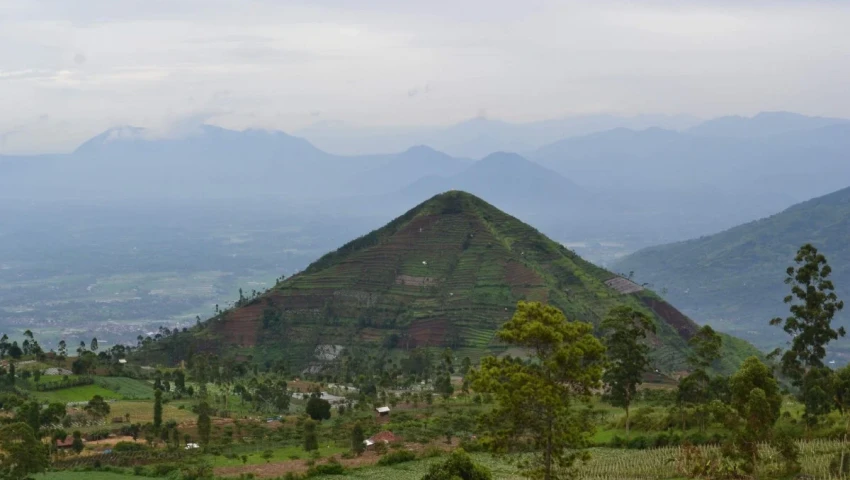 Самая старая пирамида в мире Гунунг Паданг в Индонезии построена не людьми