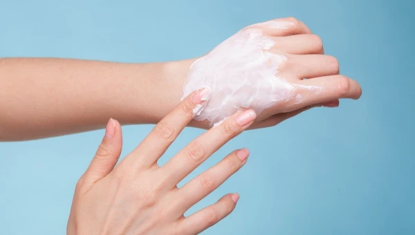 Эксперт по красоте Александра Энглер назвала причины сильно шелушащихся рук