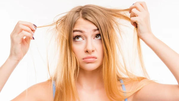Дерматолог Шварц раскрыла, насколько нормально выпадение волос при мытье головы
