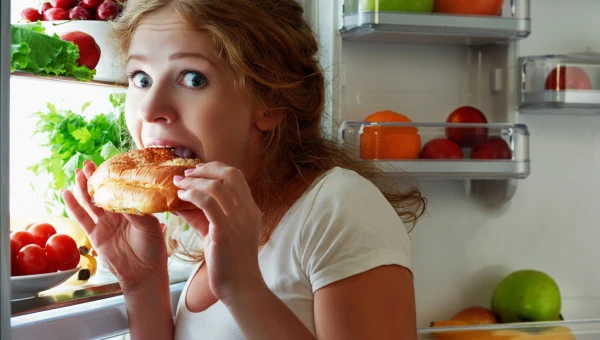Гастроэнтеролог Сойка: Приём пищи перед сном увеличивает риск болезней ЖКТ