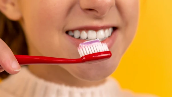 Стоматолог Золотницкий: Зубы чистить лучше до завтрака