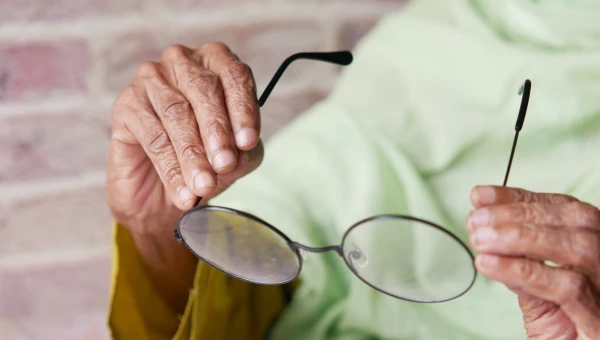 Офтальмолог Татьяна Шилова опровергла популярные мифы о вреде гаджетов для зрения