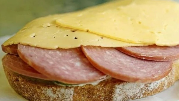 Гастроэнтеролог Вялов заявил, что бутерброды на завтрак губят поджелудочную