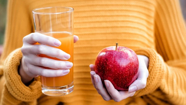 Эндокринолог Сюракшина: При диабете следует выбирать яблочный сок с мякотью