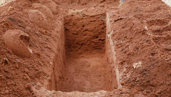 В средневековом аббатстве Северной Ирландии найдено более 140 могил