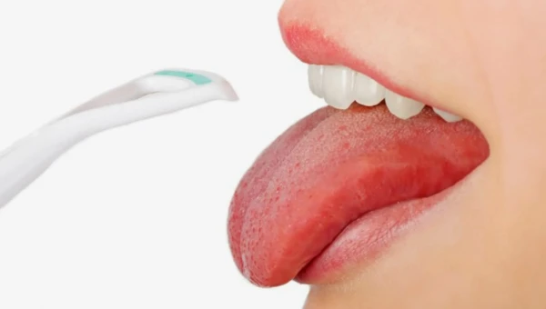 Стоматолог Бурхенн объяснил, почему необходимо чистить язык от налёта