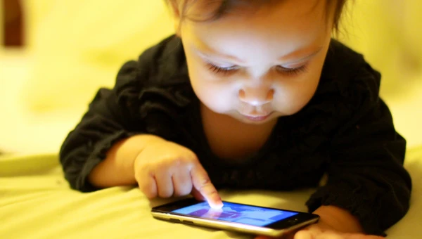JAMA: Больше двух часов экранного времени ухудшает самочувствие дошкольников
