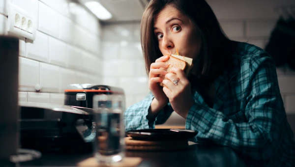 Daily Mail: Вечернее переедание может привести к усилению чувства голода