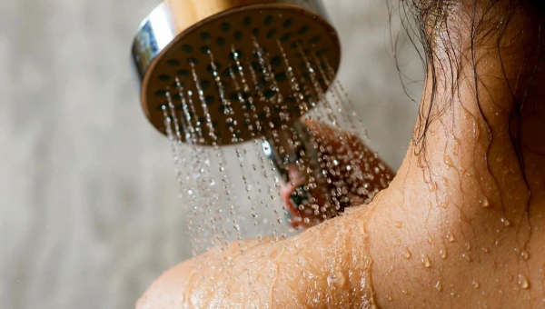 Врач Павлова: Горячий душ вредит волосам, нарушает сон и обостряет заболевания