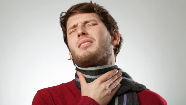 Врач Гуров рассказал, что боли в горле могут возникать из-за остеохондроза