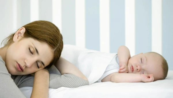 Матери часто прибегают к нерекомендуемым методам, чтобы улучшить сон младенцев