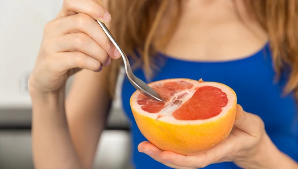 Онколог Магомедова: Для профилактики рака полезно есть грейпфруты и орехи
