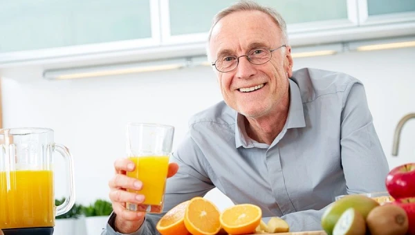 Диетолог Гинзбург заявил, что апельсиновый сок ускоряет процесс старения