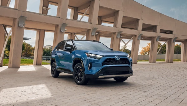 Кроссовер Toyota RAV4 сильно подешевел в России