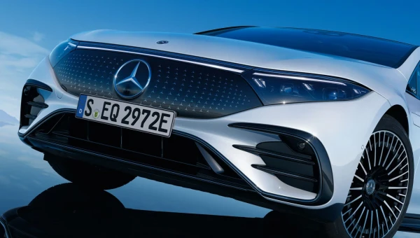 Автоэксперты Сarsweek: S-класс выглядит внушительнее нового Mercedes EQS