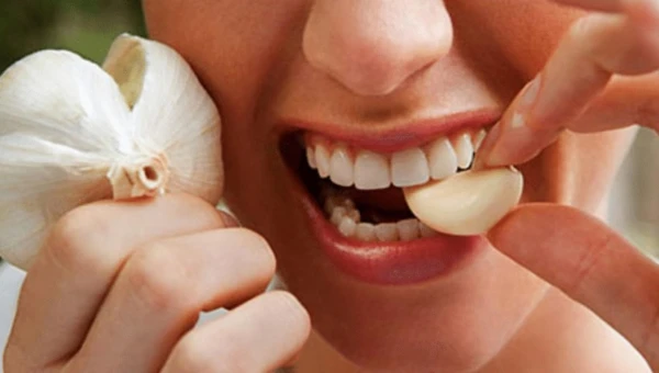 Врач Блюмкин: Народные средства от зубной боли приводят к нагноению и инфекциям
