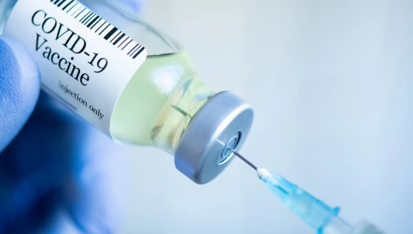 NatCom: Обнаружено снижение тяжести заболевания при вакцинации от COVID-19