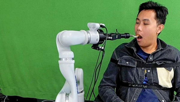 Tech Xplore: Новая роботизированная система может кормить парализованных людей