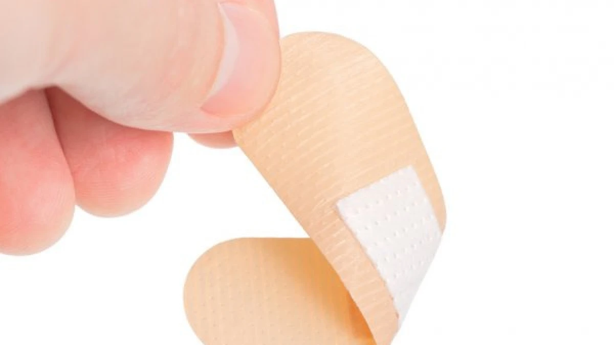 Как оторвать пластырь. Наклеить лейкопластырь. Татуировка лейкопластырь. Как оторвать пластырь. Пластофикс пластырь.