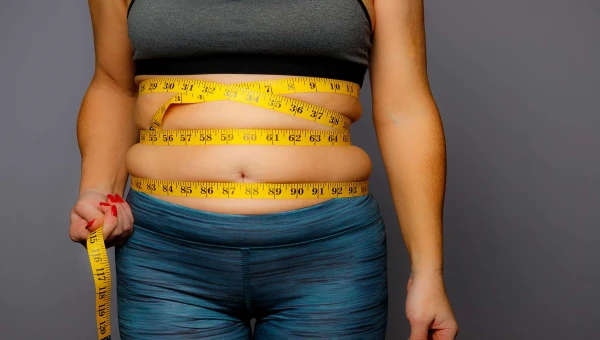 Эндокринолог Роберт Люстиг рассказал, почему не уходит вес при дефиците калорий