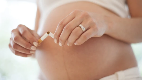 Врач Андросова развенчала миф, связанный с курением во время беременности