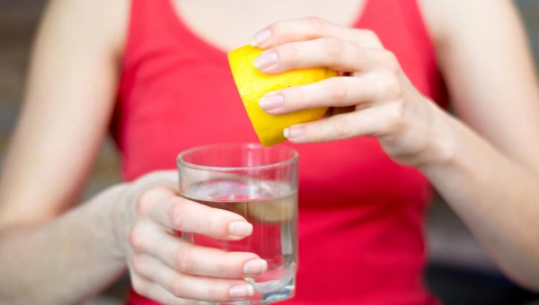 Врач Садыков: Вода с лимоном затрудняет усвоение белков из пищи