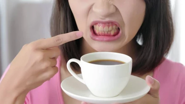 Стоматолог Лосев: Кофе и антибиотики придают зубам желтый оттенок