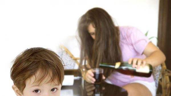 Психосоматолог Елена Тур рассказала, какими вырастают дети алкоголиков