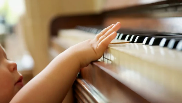 Игра на музыкальных инструментах влияет на скорость развития мозга подростка