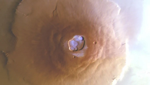Nature Geoscience: На марсианских вулканах Тарсис есть участки водяного инея