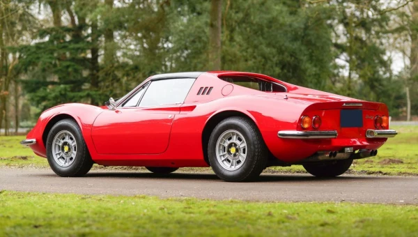 Легендарный красный Ferrari 246 Dino GTS продали на аукционе за 50,5 млн рублей