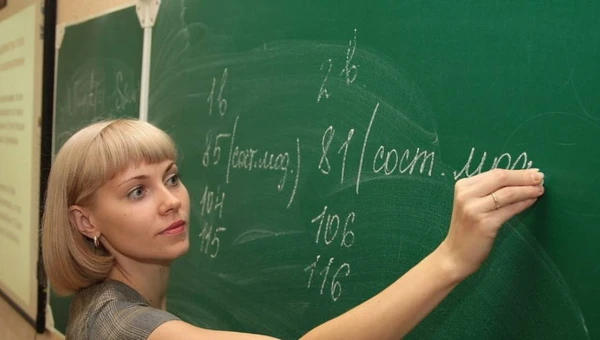 В крымской школе учитель писал сообщения ученикам на полях тетрадей и танцевал на уроках