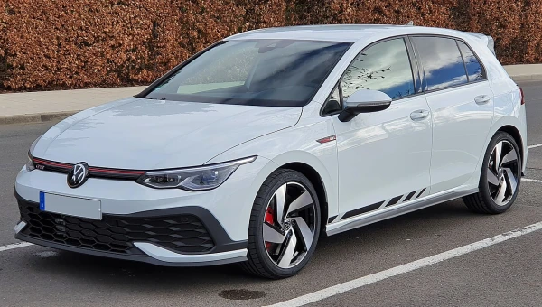 Volkswagen запускает спортивные модели Golf GTI Clubsport и Golf R