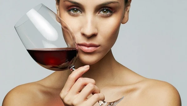 Диетолог рассказала о пользе красного вина для здоровья