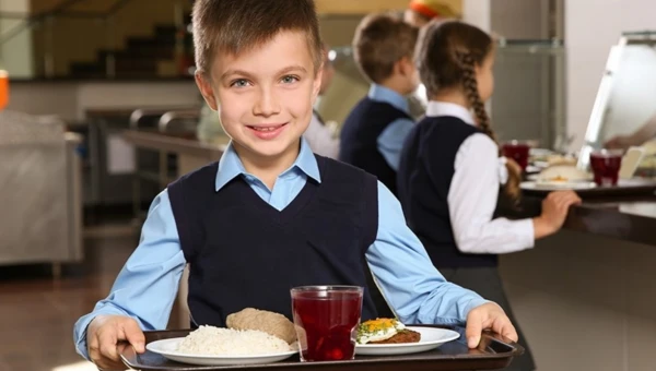 В РФ на каждого переедающего школьника приходится два недоедающих